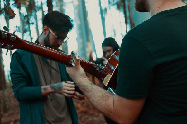 What are the cheapest ways to experience traditional Irish music in Belfast?