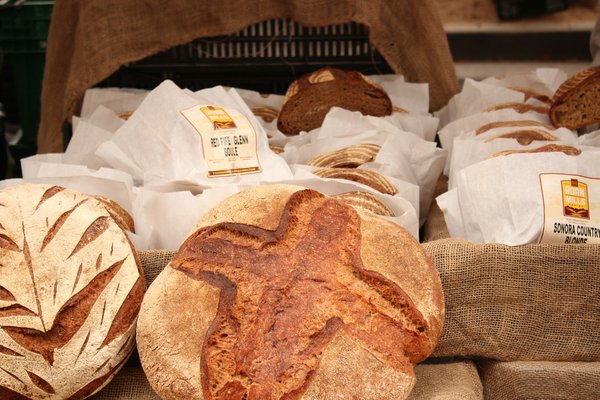 What are the best local markets in Edinburgh for artisanal food?
